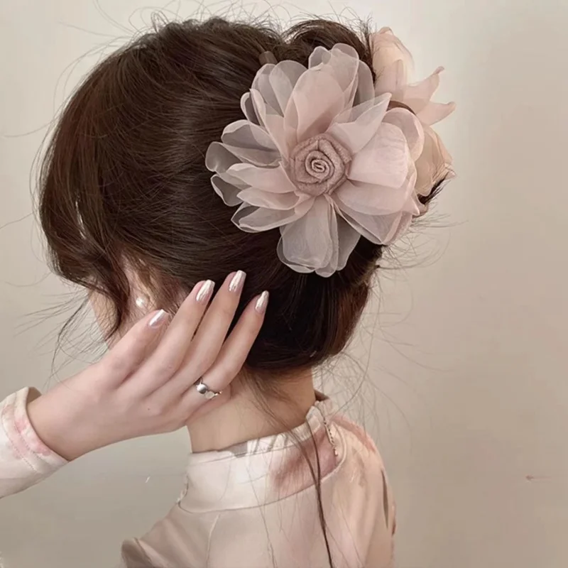 Feminine Haar klaue mit Rosen perfektes Accessoire große Haar klaue Blumen und Mesh Design elegante Hai Clip Rose Klaue Clip