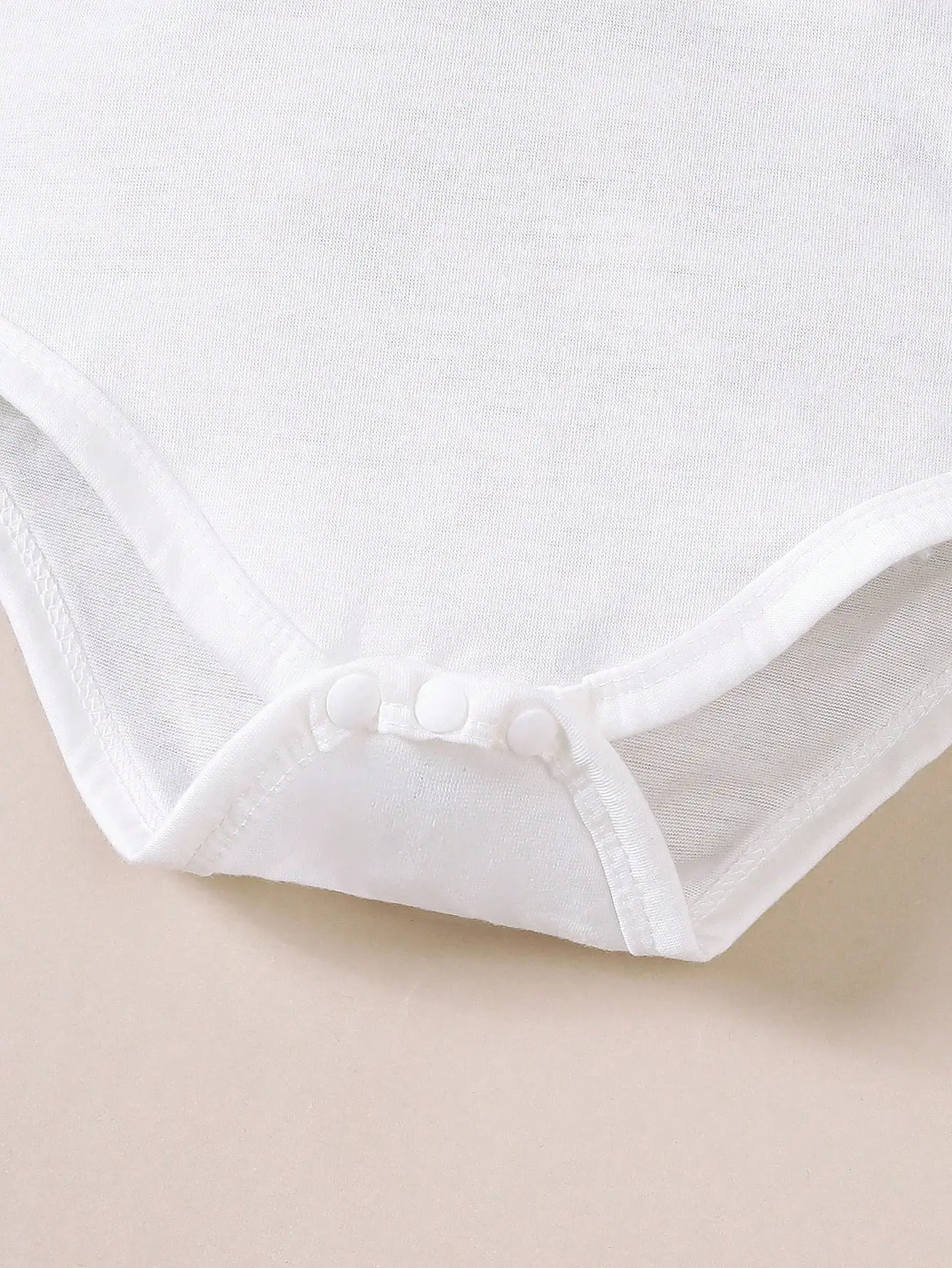Dreiteiliges, elegantes Outfit für Babys, speziell für Jungen im Alter von einem Jahr: weißes Hemd mit langen Ärmeln und braunen Hosenträgern, exquisiter Fliege mit passender Baskenmütze, weicher und bequemer Stoff, strukturierter Schnitt, der das Aussehen aufwertet, geeignet für Partys, Geburtstagsfotos und als Outfit für Blumenjungen bei Hochzeiten, ein formelles Baby-Outfit im britischen Stil. – Detail 4