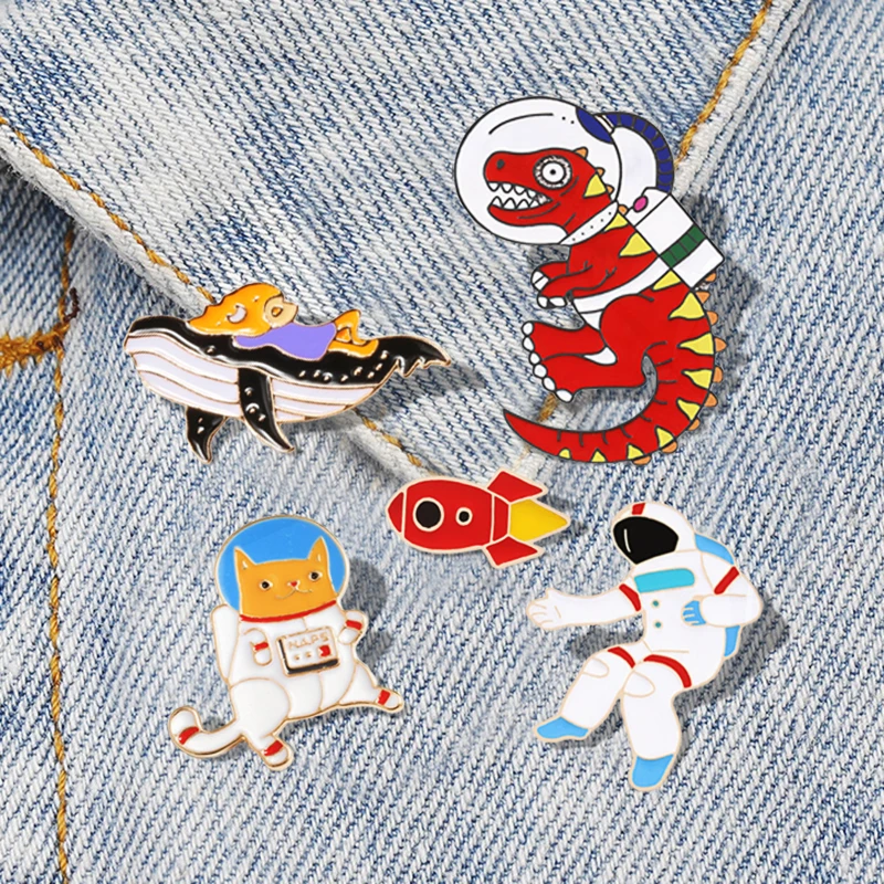 Kattenwalvis Email Spelden Shirt Kraag Label Broche Grappige Badge Sieraden Universum Dennen Astronaut Raketten Ruimte Schattige Dier Dinosaurus