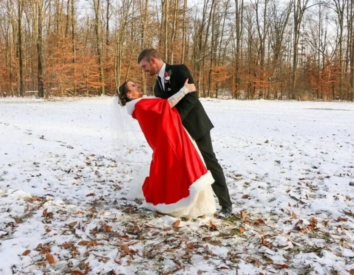 

Wedding Party Cloak Women Coat Faux Fur Bride Winter Cape Hooded