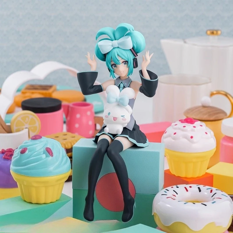 Urocza figurka Hatsune Miku w pozycji siedzącej, idealna jako dekoracja na biurko, model do ekspozycji na obudowie komputera, kolekcjonerski prezent dla fanów anime, zabawka dla dorosłych.