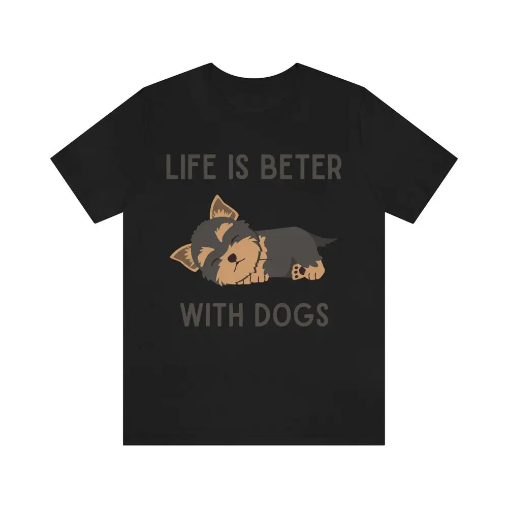 Футболка с надписью LIFE IS BETTER WITH DOGS, Милый Забавный дизайн с изображением Йорка от TanoshiStudio