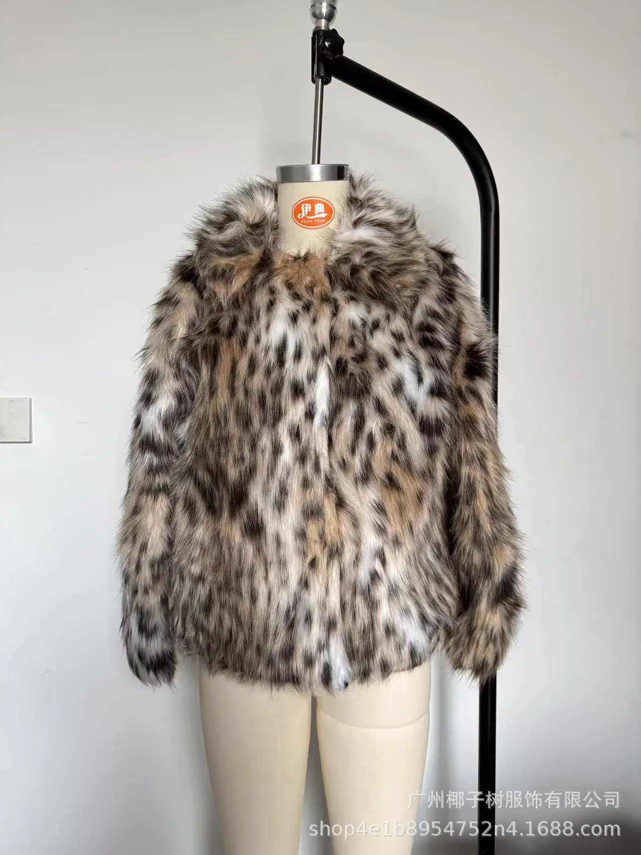 高品質で暖かいレディース服 2025年新作 ラペルフェイクファーショートコート レオパード柄ジャケット