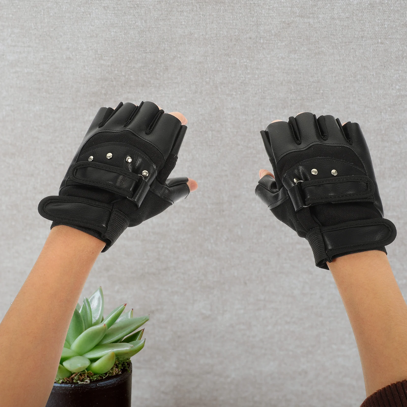 

1Pair Anti Slip Exercise Gloves Breathable Half Finger Training Fitness Supplies Outdoor Activities Adjustable Wrist Seal