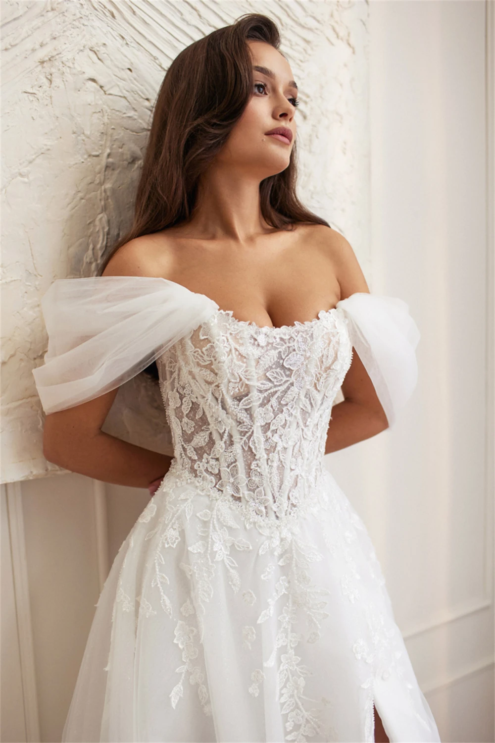 Robe de mariée personnalisée en dentelle, épaules dénudées, manches bouffantes, fente haute, Style romantique élégant