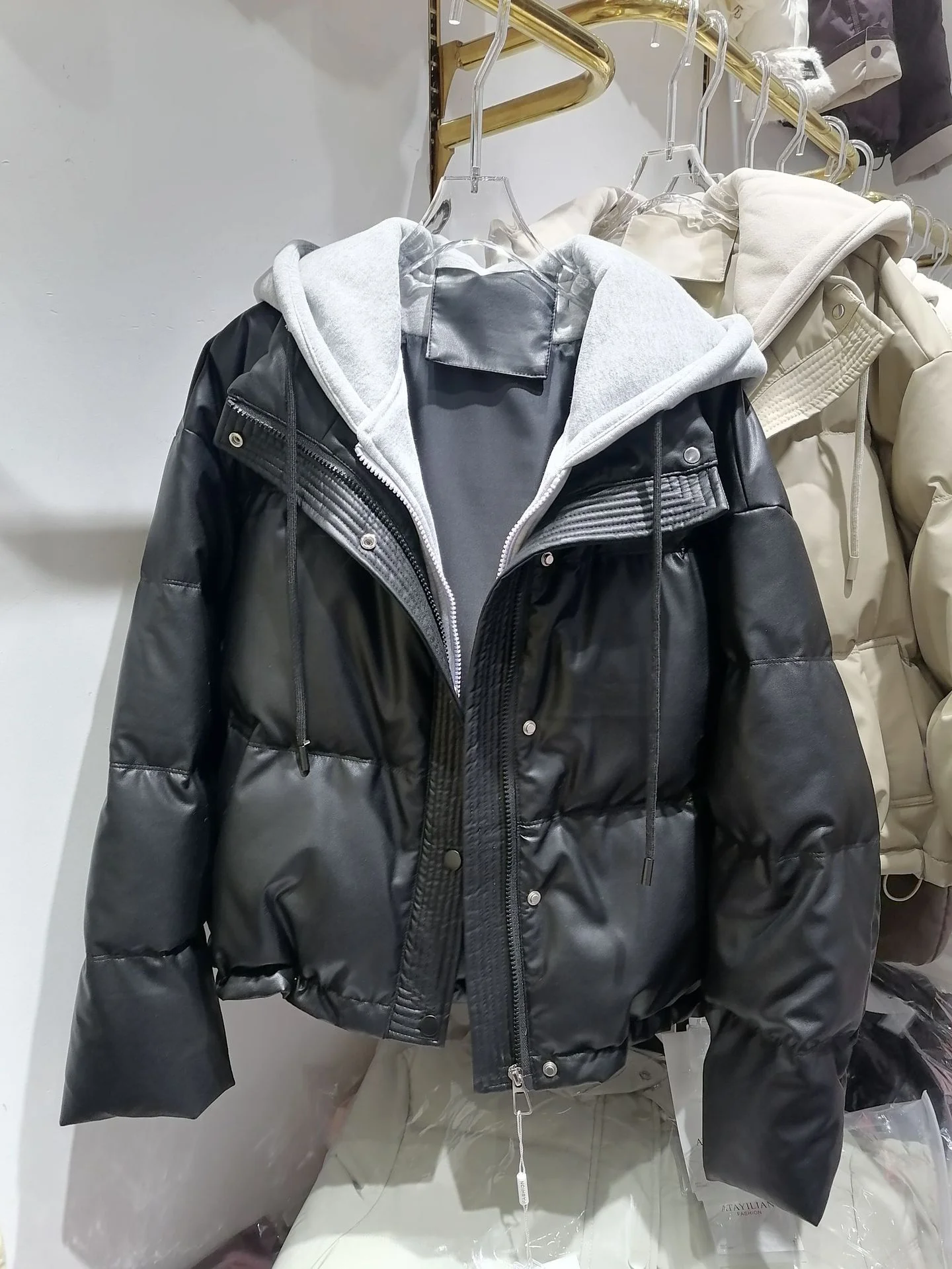 النسخة الكورية بولي PU سترة قطن مقاومة للماء المرأة 2025 جديد وهمية قطعتين معطف مقنع المرأة الخريف الشتاء سميكة الدافئة