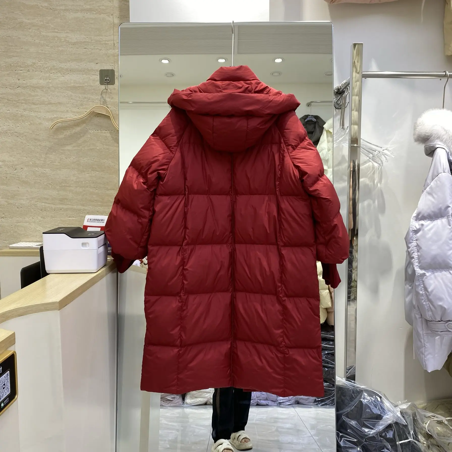 سترة نسائية شتوية جديدة لعام 2025 للتنقل سترة محبوكة بقلنسوة مقاومة للرياح وأكمام مستقيمة للأسفل