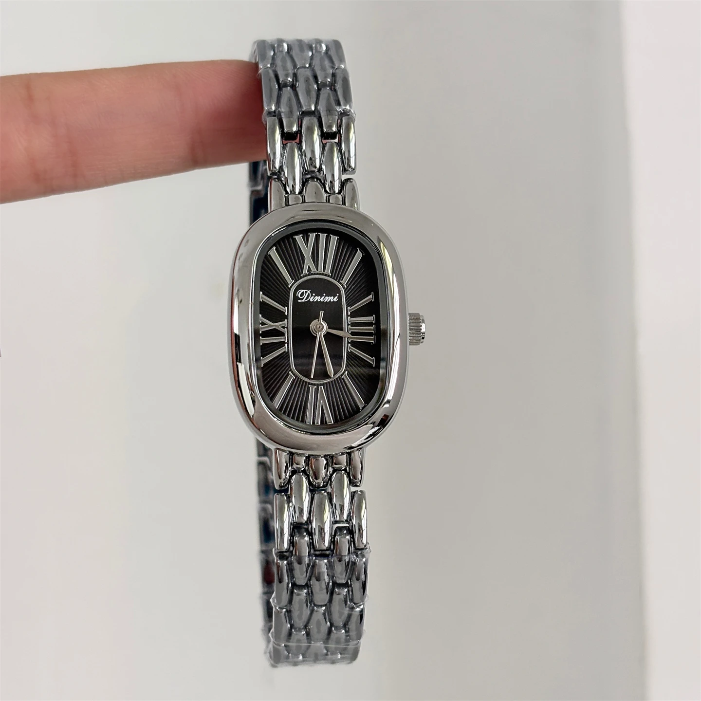 ساعة يد نسائية فاخرة ذات قيمة عالية من العلامة التجارية الخفيفة رائعة وأنيقة بتصميم عتيق ومزاج أبيض هدية للنساء