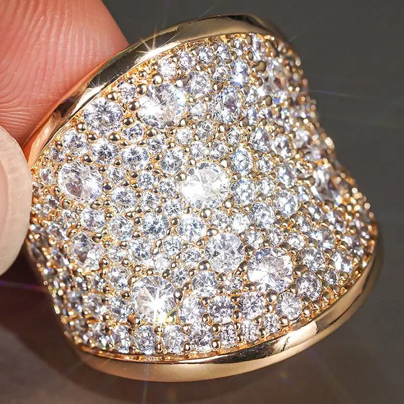 Huitan Wellenförmiges Geometrisches Design Damen Goldfarbener Ring Luxuriöser Party-Schmuck mit Funkelnden Zirkonia Einzigartiges Charmantes Accessoire