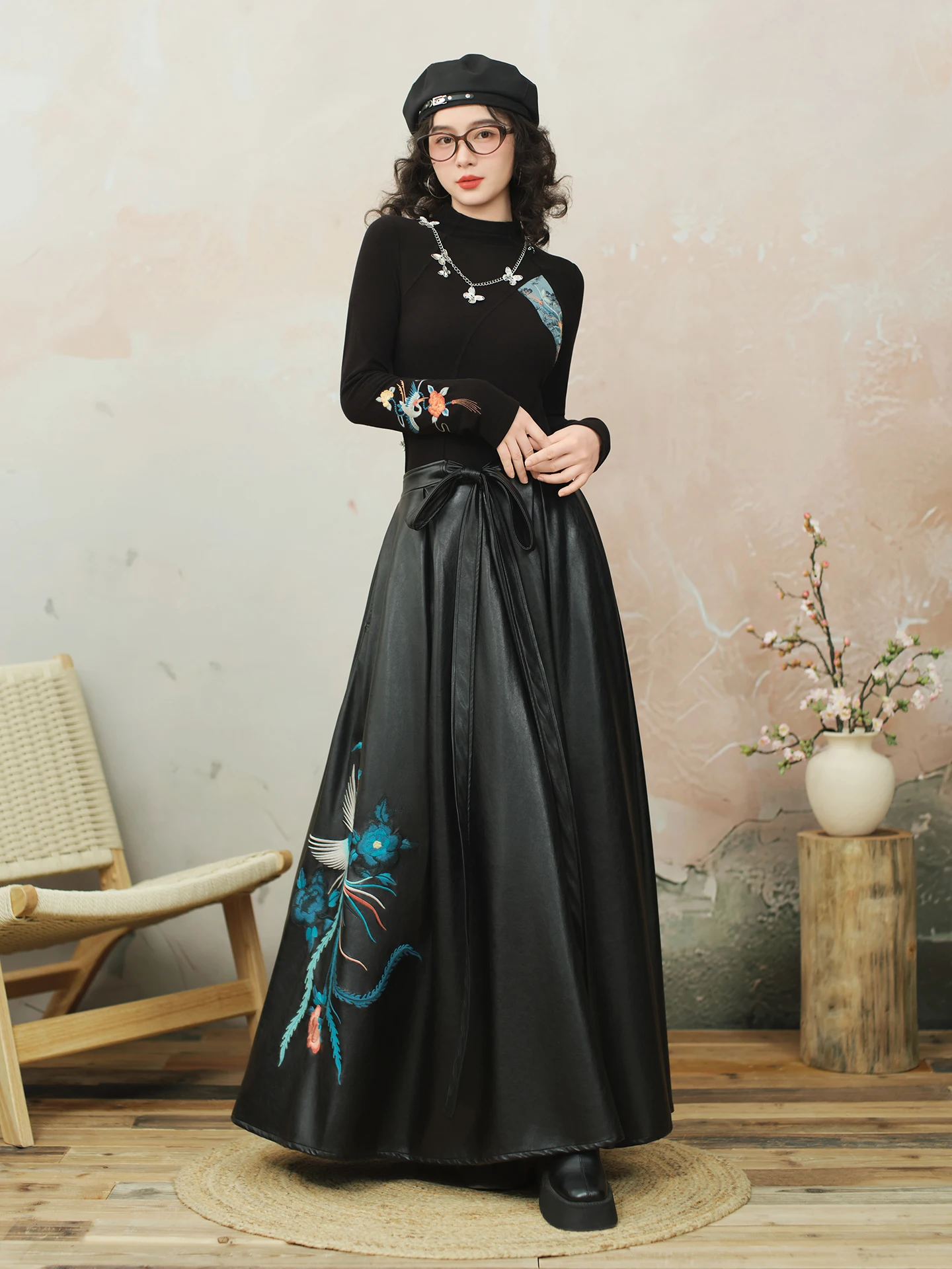 กระโปรงยาวทรงเอไลน์ หนัง PU สำหรับผู้หญิง สไตล์จีน แต่งลายปัก พร้อมซิป  สำหรับฤดูใบไม้ผลิและฤดูใบไม้ร่วง สีดำ