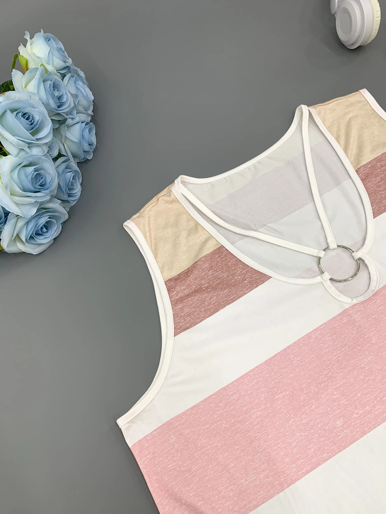 سترة نسائية بمقاسات كبيرة ذات شرائط أفقية بتصميم أنيق وياقة أمامية، مريحة ورقيقة، مناسبة لقضاء عطلة الصيف على الشاطئ