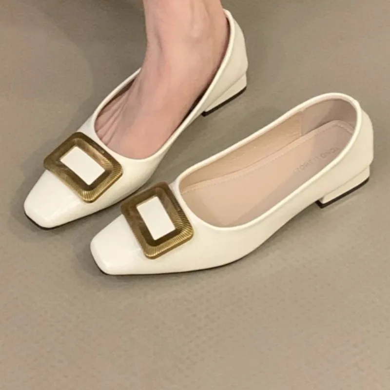 

Женские весенние новые стильные металлические дизайнерские кожаные непромокаемые низкие туфли 2025 повседневные туфли на плоской подошве для дома и офиса для покупок большого размера