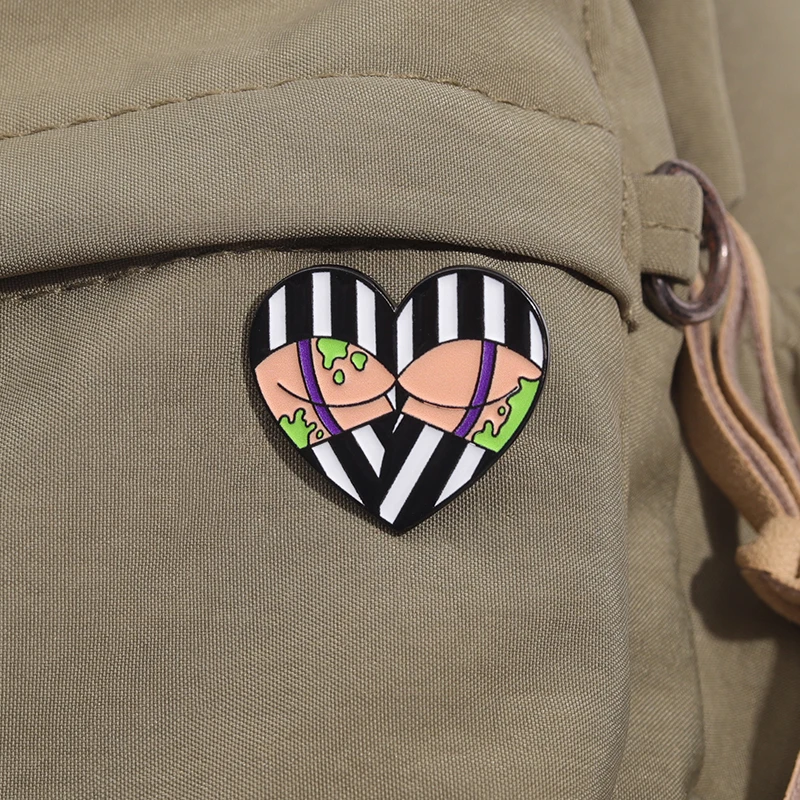Halloween Creative Punk Enamel Pins Funny 80\'s Vintage Butt Tape Brooches Lapel Badge Never Trust The Living Brooches for Gift