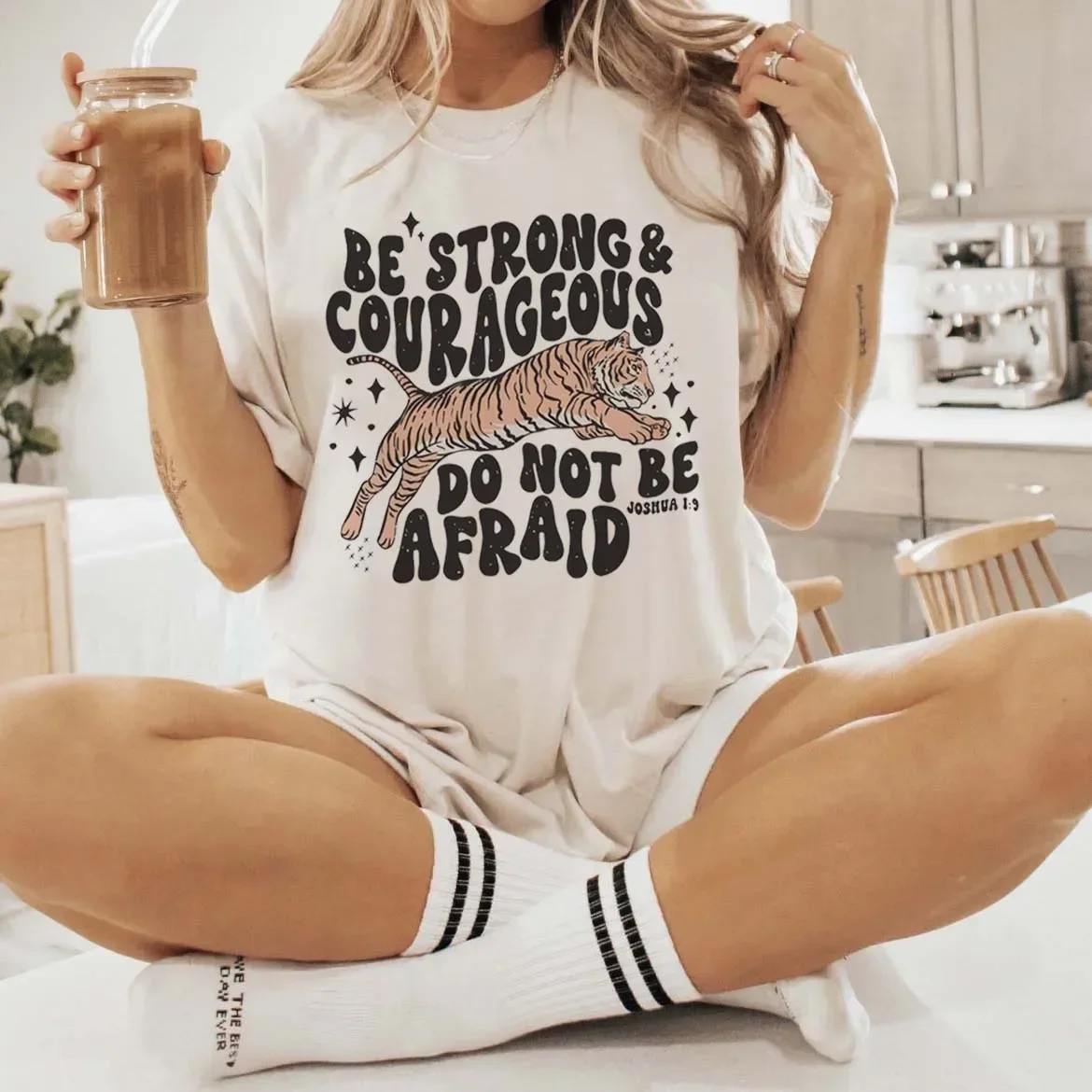 New Retro T-Shirt Fun Style Tiger Be Strong and Courageous Printed Street Women's O-Neck Trend Casual Style Printed Top T-Shirt.