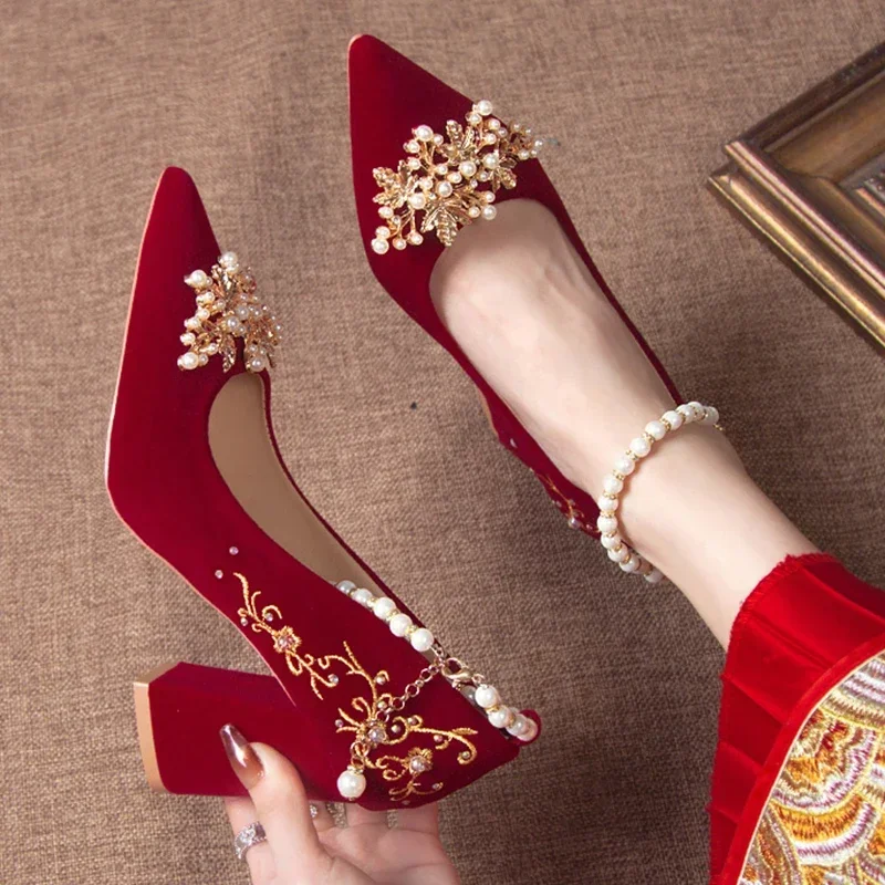 

Новинка 2025 года, женские свадебные туфли-лодочки на толстом высоком каблуке с золотой вышивкой и цветами, женские замшевые туфли для вечеринок с острым носком