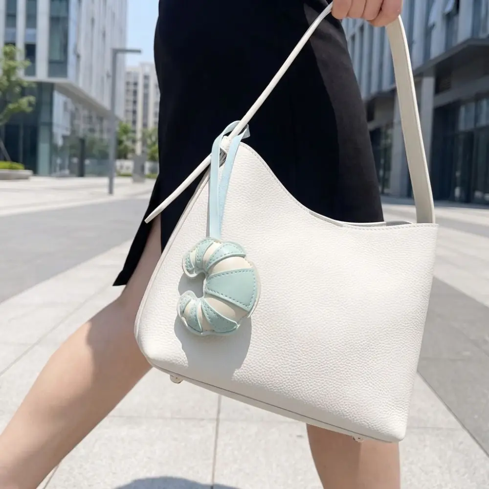 Cute Hanger Pu Leather Croissant Pendant Ox Horn Fashion Pu Keychain Creative Bread Shaped Bag Charm Bag Accessory
