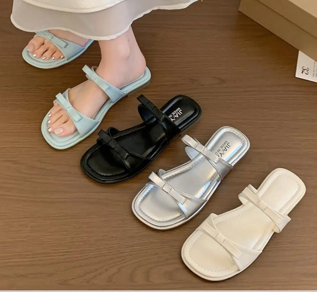 

Летние туфли 2026: Новые женские шлепанцы с открытым носком и бантом-бабочкой, на низком каблуке, для улицы, модные повседневные сандалии-слайды