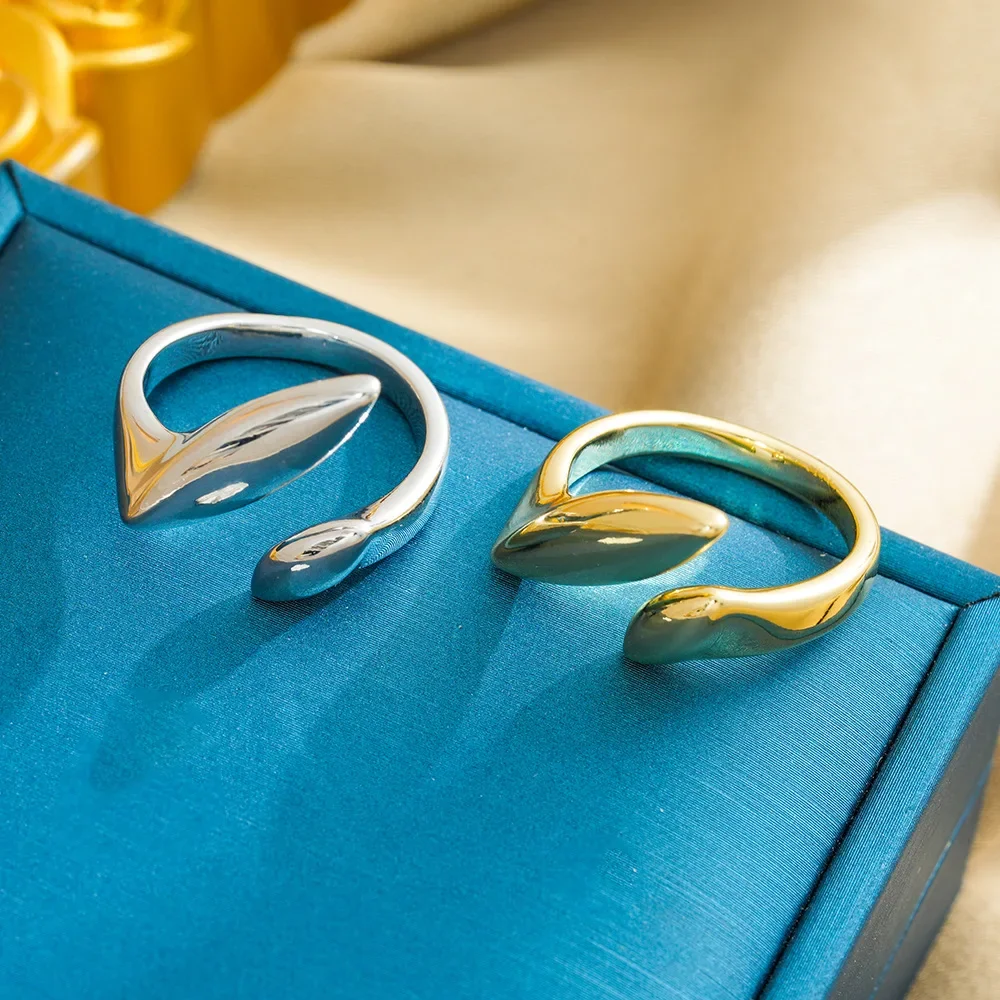 Новейшее открытое кольцо из 18-каратного золота с зеркалом из лавы, подходящее для женщин 2025 года, с нерегулярными геометрическими дугами.