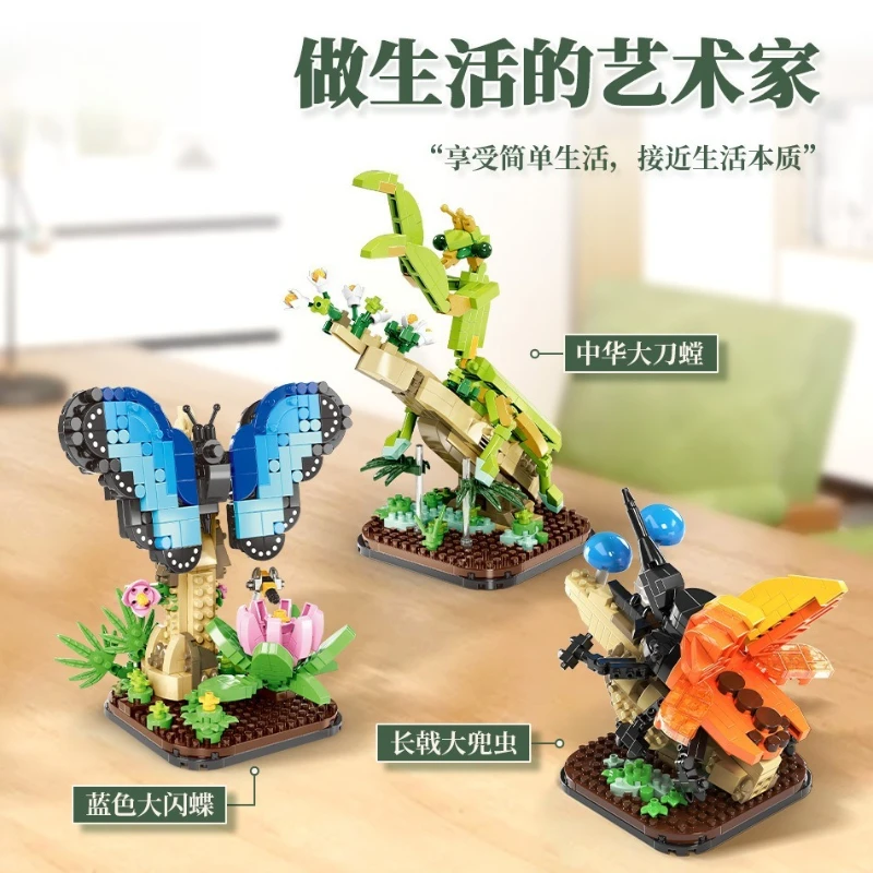 Monteer simulatie-insecten- en dierenbeeldjes, mantis- en vlinderbouwsteenmodellen
