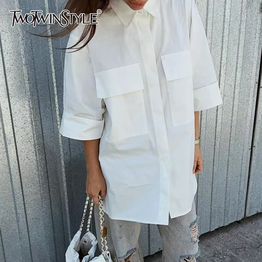 

Женская рубашка TWOTWINSTYLE белая, с карманами, шикарная, с отложным воротником, короткий рукав, свободного кроя, минималистичная, базовая, летняя, новая коллекция