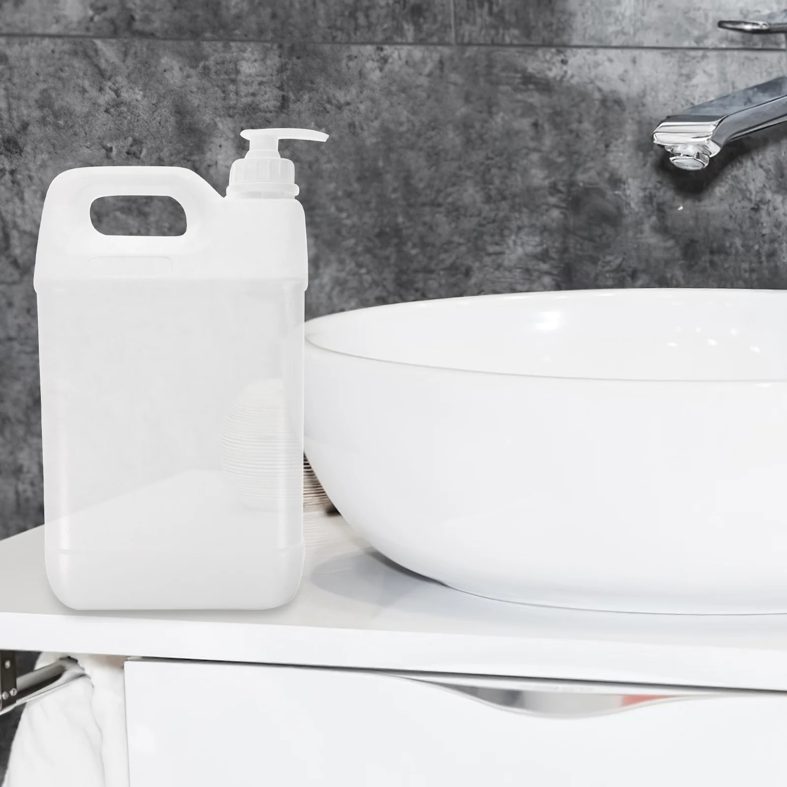 Dispenser di plastica bianca riutilizzabile riutilizzabile con pompa da 5 litri per contenitore di stoccaggio chimico per cosmetici, sapone da bagno lungo