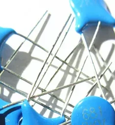 High-voltage porcelain chip capacitor 2KV 681K ceramic circular plate capacitor