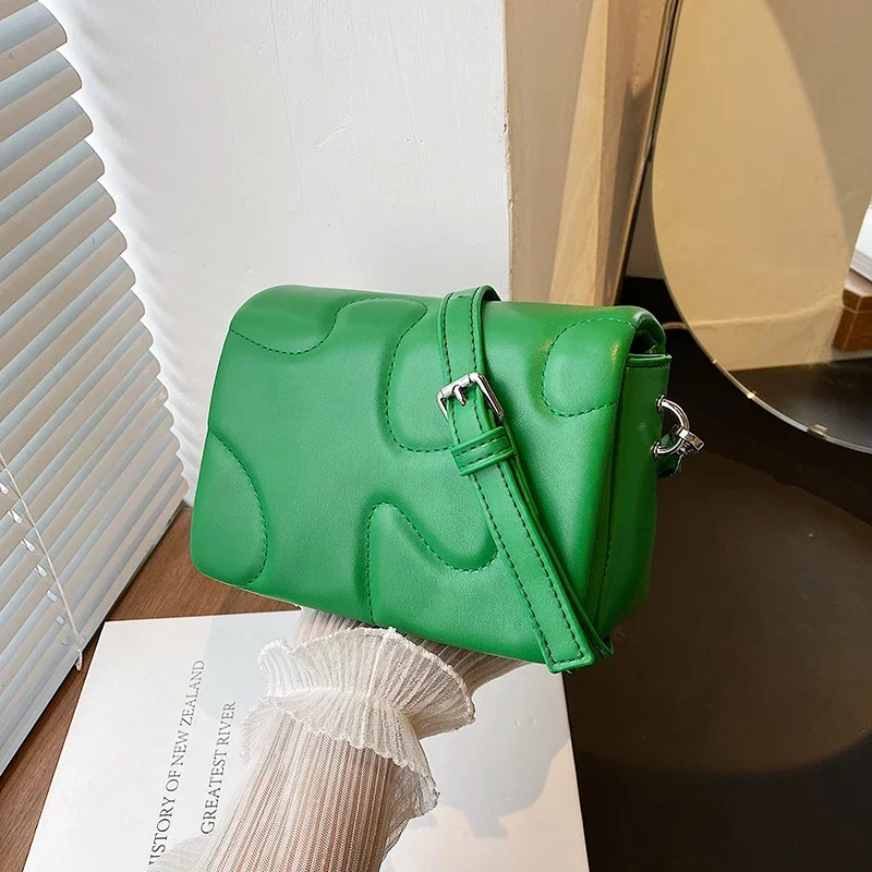 

2025 хит продаж, однотонная модная маленькая квадратная сумка из искусственной кожи в западном стиле с пряжкой, красивая молния, простая модная сумка на плечо