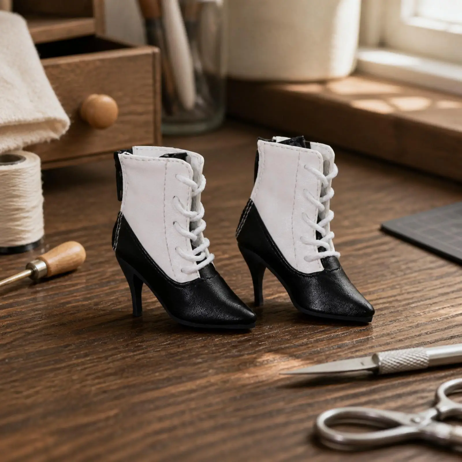 botas-de-resina-elegantes-para-munecas-con-tacon-alto-diseno-de-silueta-que-llega-hasta-el-tobillo-y-cordones-en-la-parte-delantera-ideales-para-la-coleccion-de-munecas-con-articulaciones-moviles-para-exhibirlas-y-vestirlas