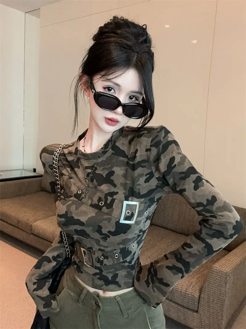 Ce T-shirt camouflage américain à manches longues est un incontournable pour les femmes en automne, design de couche de base supérieure courte extrêmement