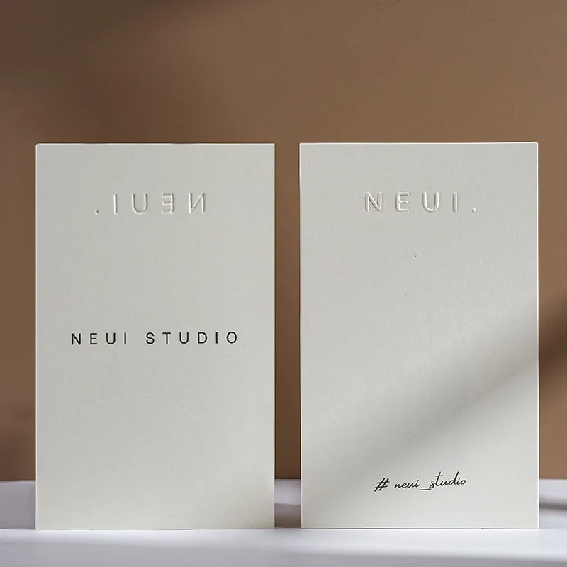 علامات وبطاقات هدايا عيد الميلاد - ملصقات عيد ميلاد سعيد مخطوطة بيضاء مع حروف سوداء فارغة من الداخل لبطاقات الهدايا الشخصية