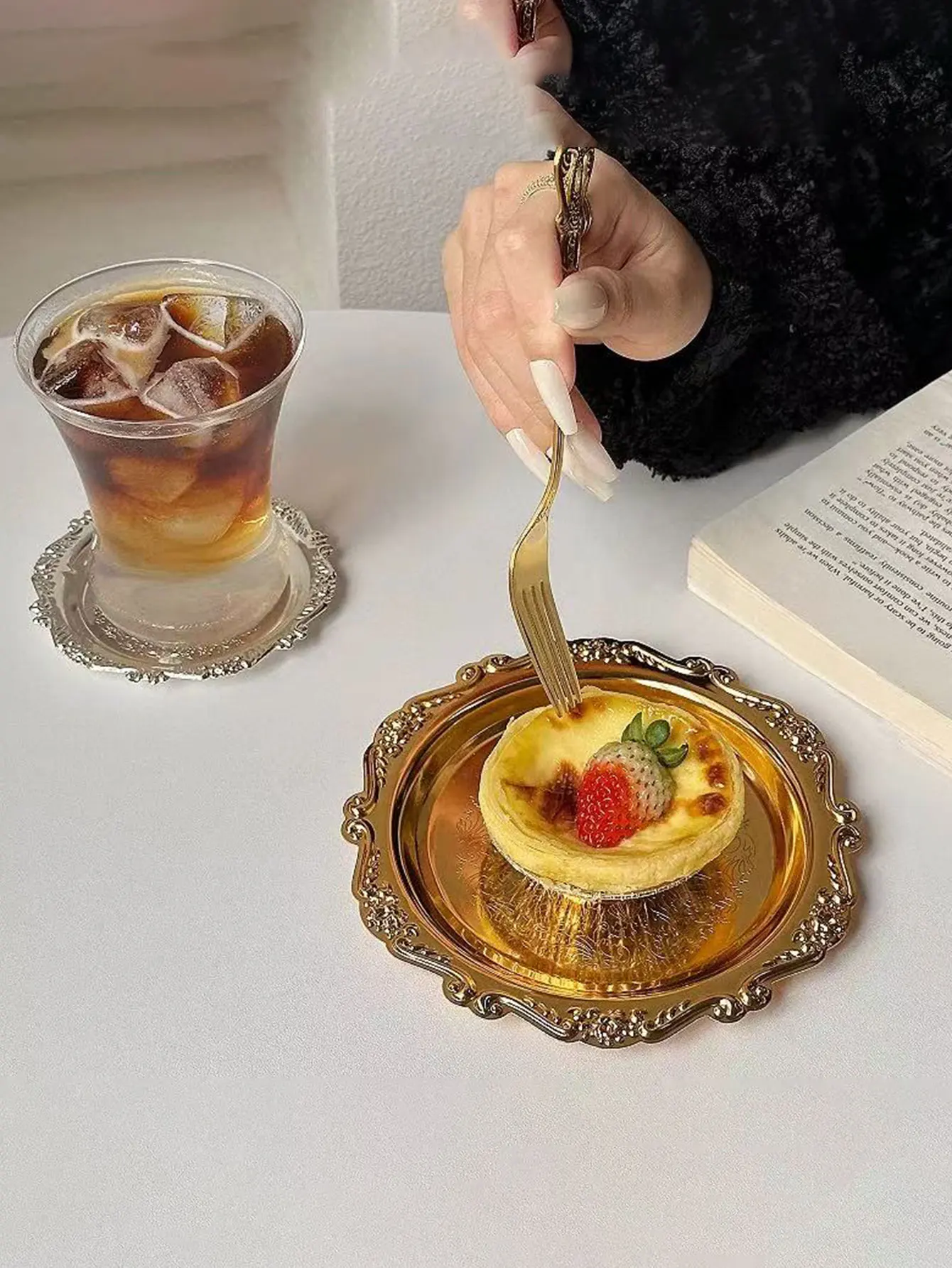 European-Style Vintage Carved Metal Tray Coffee Tea Coaster Ins Palace-Style Aromatherapy Candle Tray Decoration Dessert Tray Large and Small Size Set 2Pcs