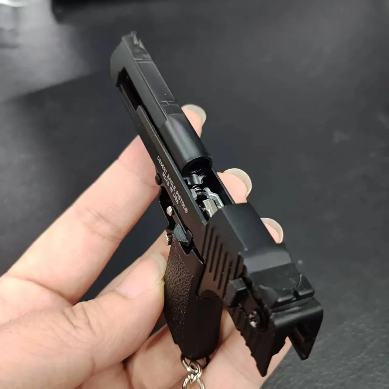 Desert Eagle pistoolmodel afneembare schaal 1:3 pistool legering sleutelhanger mini speelgoed pistool wapen sleutelhanger voor volwassen kinderen kerstcadeau