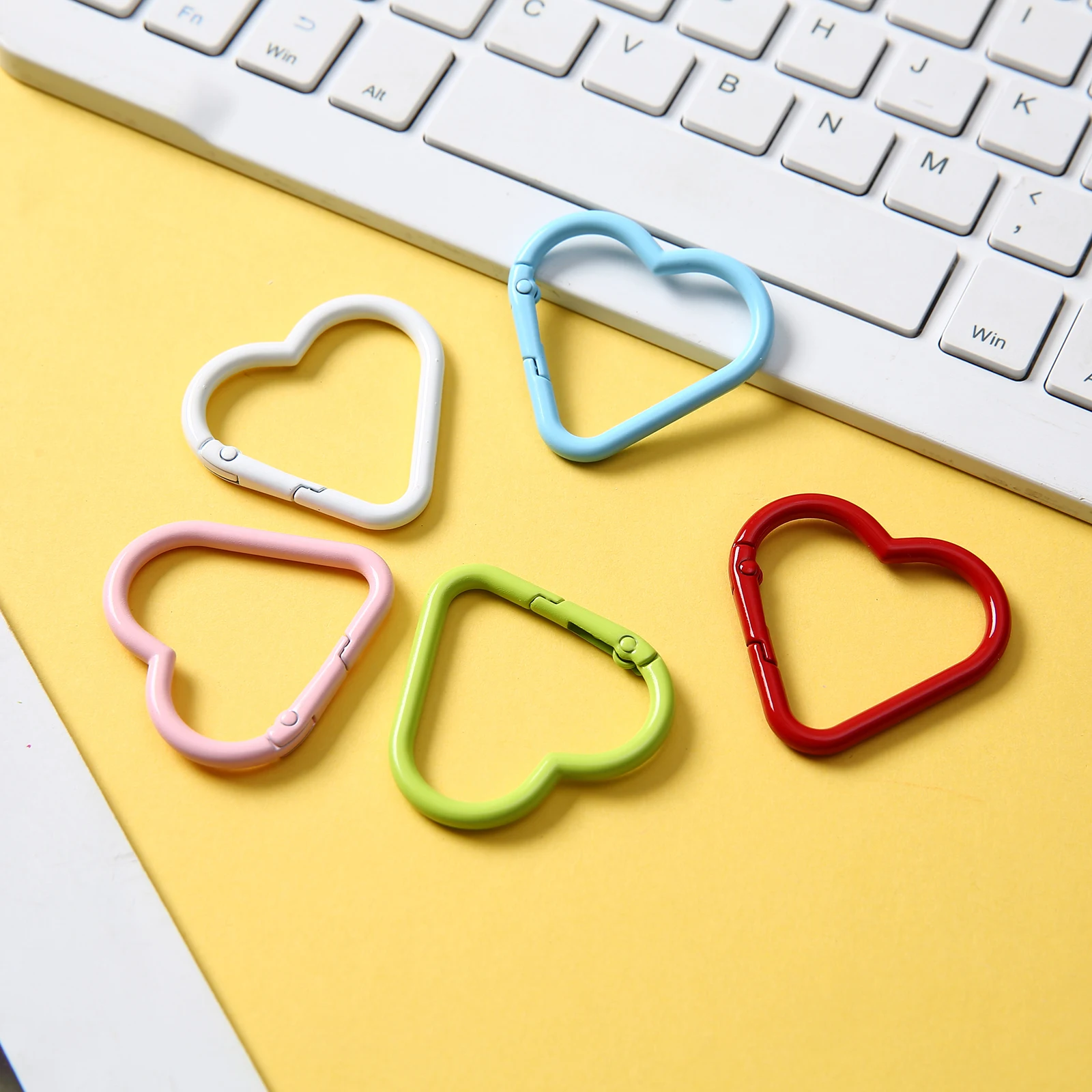 1/5/10/20 قطعة الملونة على شكل قلب حلقة تسلق من الألومنيوم المفاتيح خطاف مشبك مشبك معلق صنع المجوهرات اكسسوارات