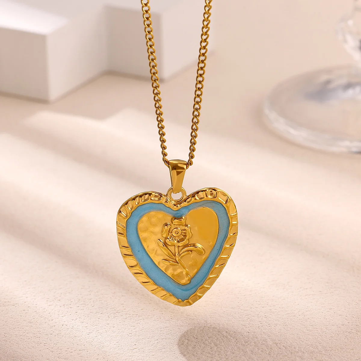 Blaue Emaille-Herzanhänger-Halsketten für Damen, 18K vergoldet, Vintage-geprägte Rosen-Blumen-Halskette, zierlicher, trendiger Schmuck, Geschenk