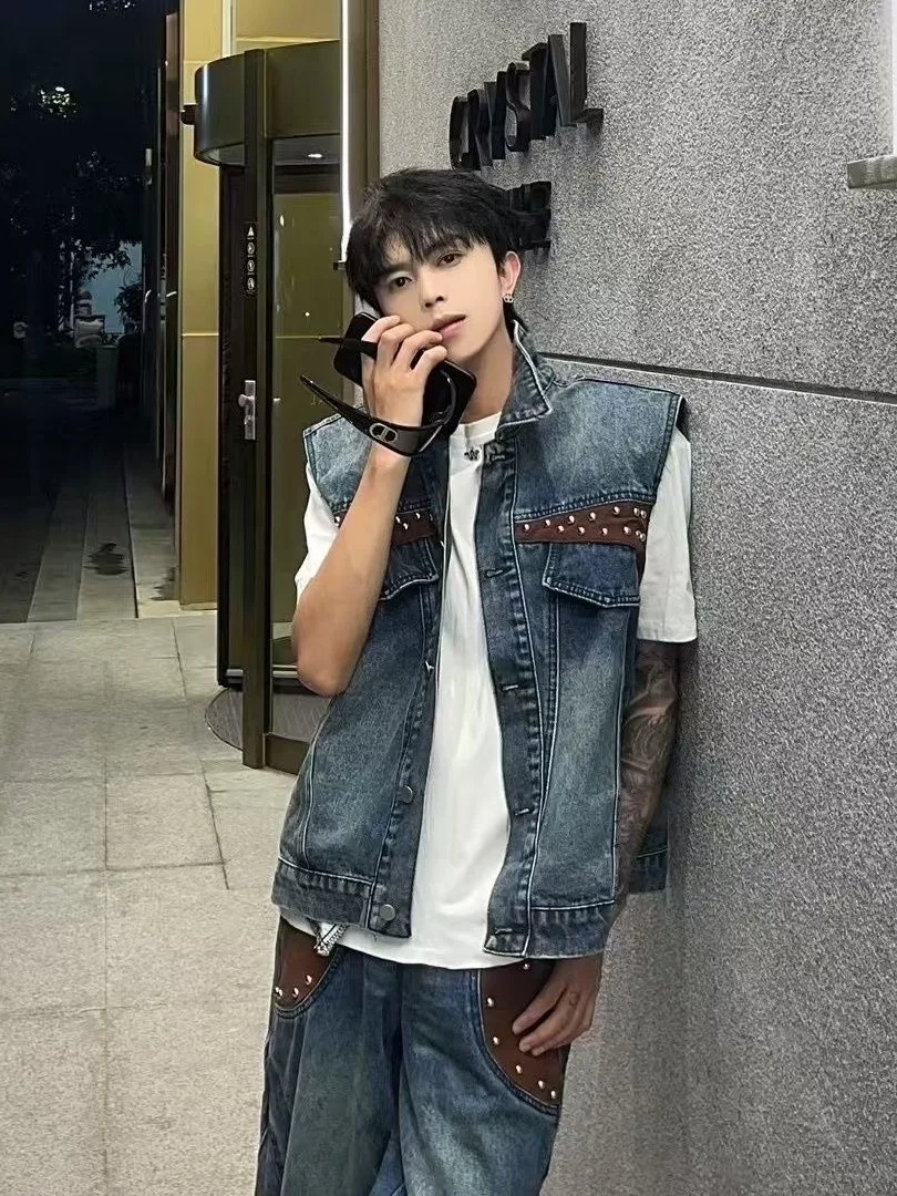 

Ретро американский джинсовый жилет и джинсы с талией, мужской модный лоскутный комплект из двух предметов с высокой модой, летний молодежный комплект без свекового длинного цвета...