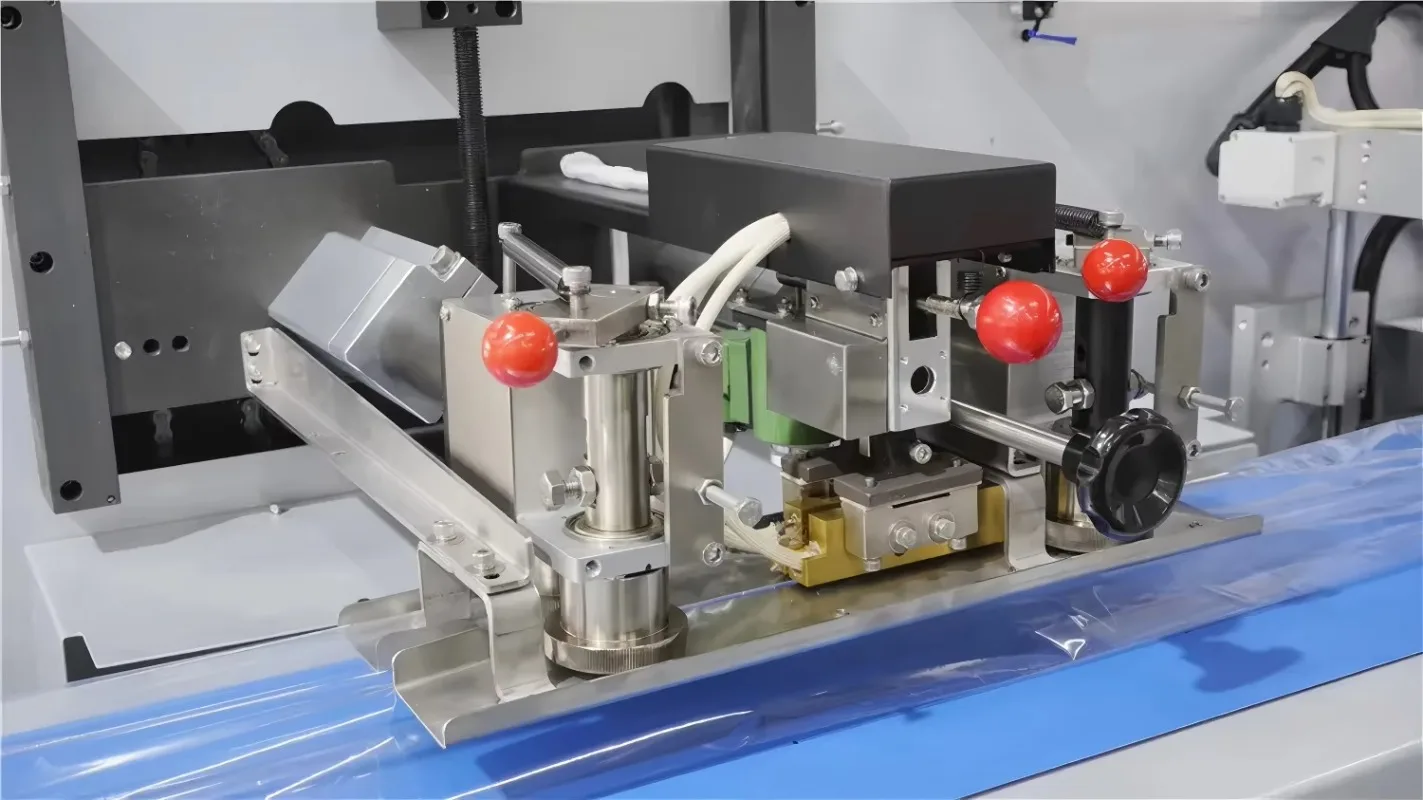 Servo Lower Film Pillow Style Wrapping Machine Automatic Sterile Dressing Back Seal Bags Custom