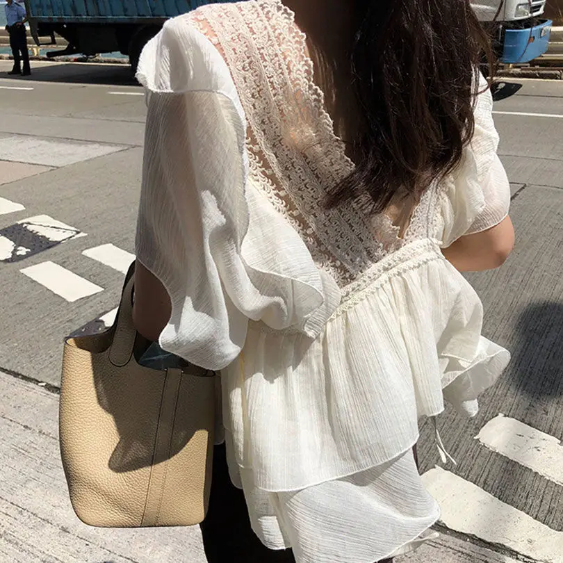 

Летняя коллекция 2026: Нежная французская блузка с кружевными вставками и глубоким V-образным вырезом, скрывающая недостатки фигуры, с коротким рукавом, женская модная одежда