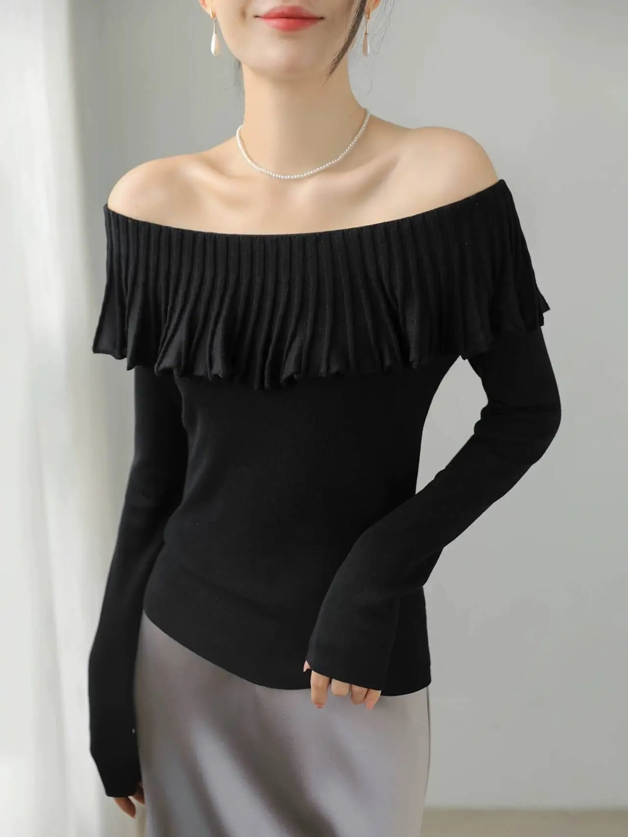 Elegancki koreański sweter z dzianiny, dekolt typu slash, falbanki, dopasowany krój, długi rękaw, francuski styl, jesienne damskie pulowery F229