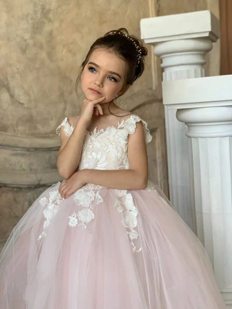 Różowy tiul Nude Neck Floor Sweeping Lace Applique Flower Girl Dress Cute Wedding Bridesmaid Birthday Celebration Eucharystia Dress