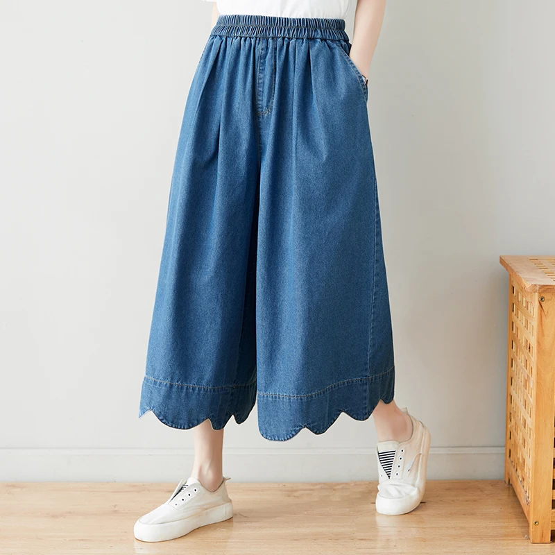 Letnie spodnie jeansowe plus size z elastyczną talią, w jednolitym kolorze, wyszczuplające, z szerokimi nogawkami, z kwiatowym wykończeniem, długość 7/8, codzienne, modne, lato 2023.