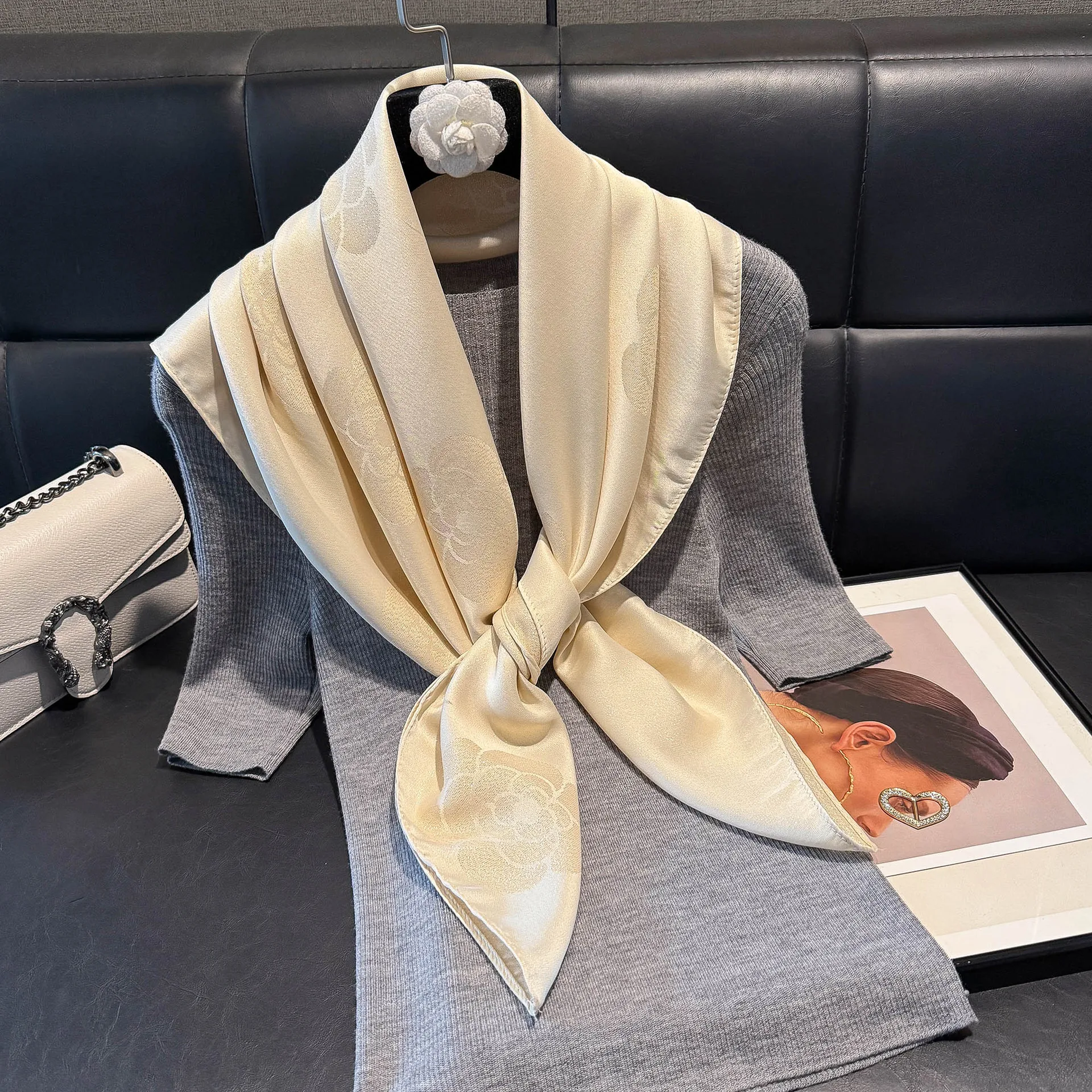 Modischer Hochwertiger Seidenschal für Damen mit Kamelienmuster, Imitat-Seide, Retro Tencel-Baumwolle Kopftuch, Geschenk für die Berufstätige