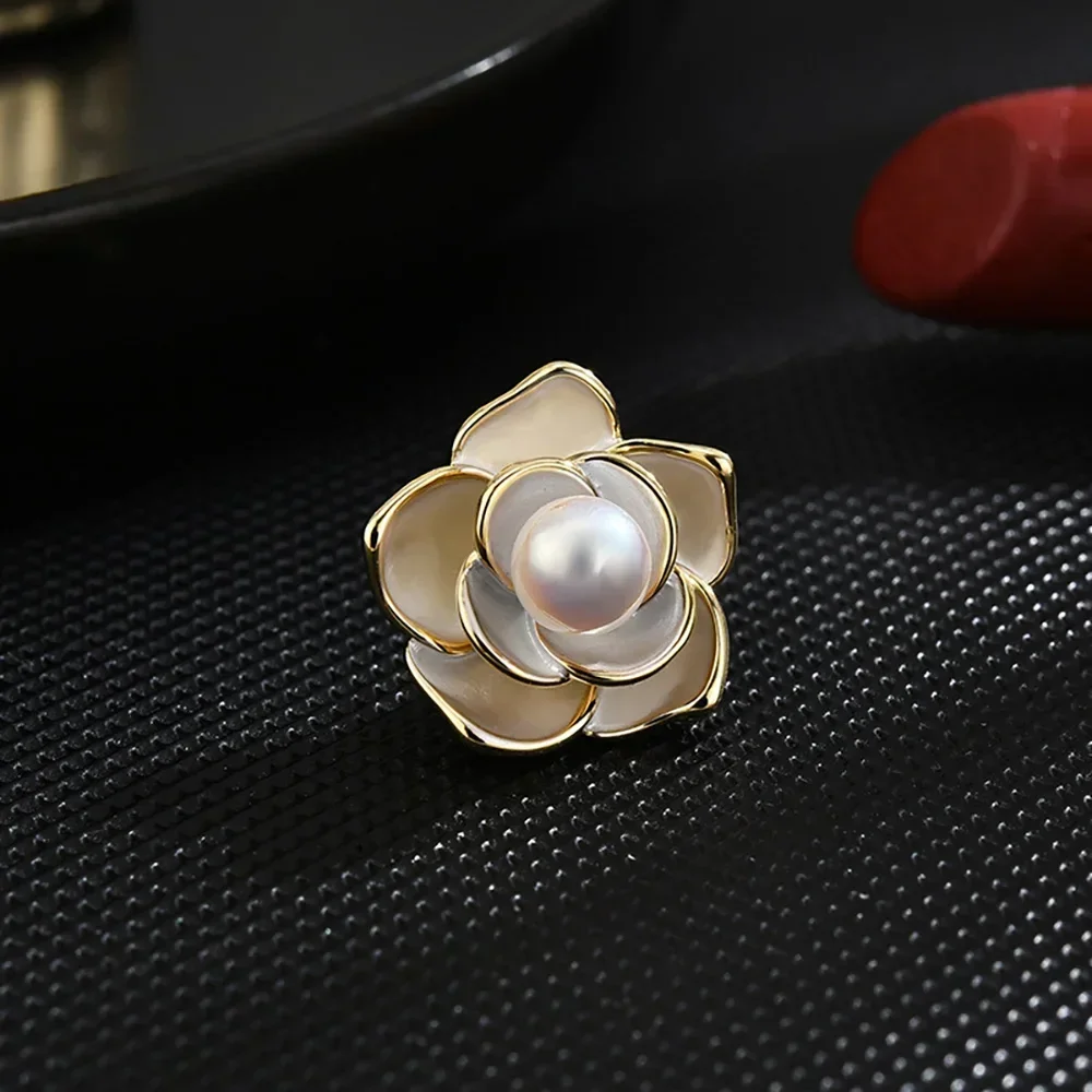 

Luxury Women's Camellia Flower Pearl Brooches for Clothes Vintage Female Wedding Brooch Exquisite Gift Jewelry