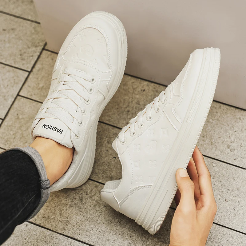 أحذية رياضية صيفية جديدة للطلاب قابلة للتنفس لعام 2025 هي أحذية رياضية بيضاء مضادة للانزلاق وعصرية ومتعددة الاستخدامات وغير رسمية