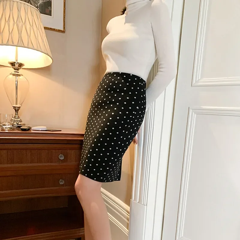 

Vintage Polka Dot Knit Skirt Women 2025 Spring High Waist Slim Fit Chic Mini Skirts Elegant Fashion All Match Skort