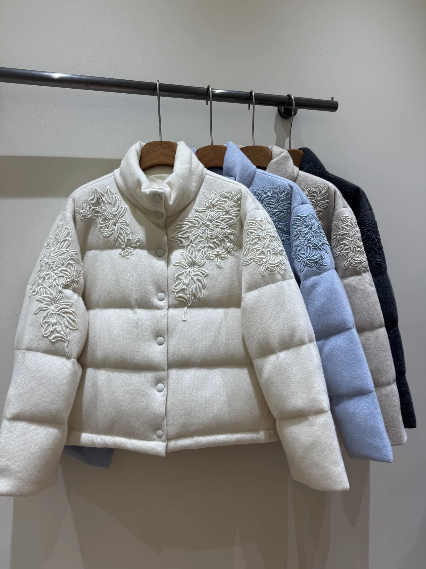 Women’S Autumn/Winter New Arrival: Stand-Collar Embroidered Wool-Cashmere Knit Down Jacket (Goose Down)