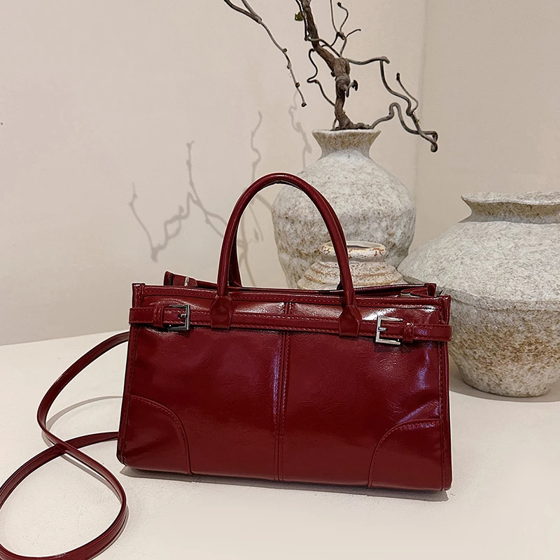 

New Simple Trendy Commuter Bag for Business Women Travel Proof Leather Large Capacity Vintage Solid Color Design