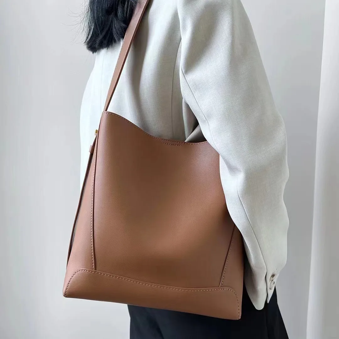 

Genuine Leather Women's Shoulder Bag - Spacious Crossbody Bucket Bag, High-Quality Stylish Tote for Commuter & Casual Use
