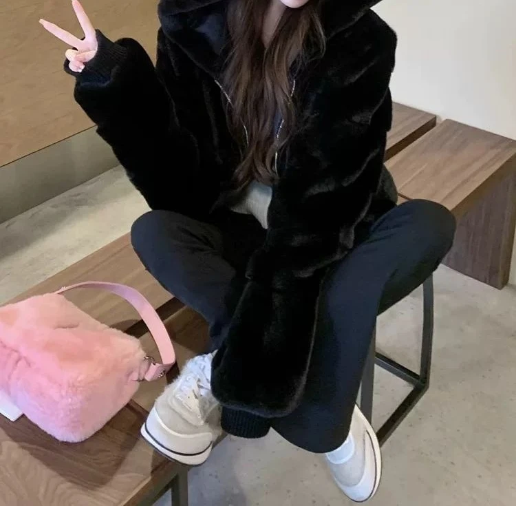 معطف قصير بسحاب من القطيفة بغطاء للرأس جديد لشتاء 2025