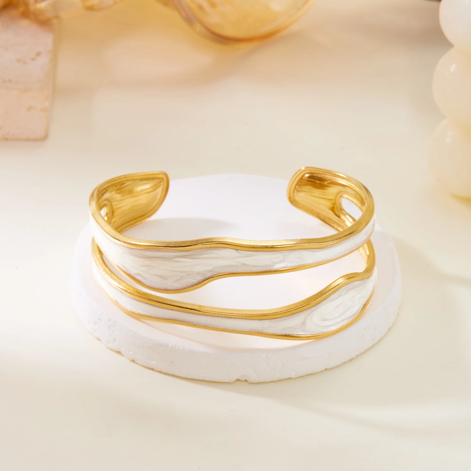 Offenes Vintage-Armband aus weißem Emaille-Edelstahl für Damen, einfaches Metall, unregelmäßige Form, geometrisches Armband, kein Verblassen von Schmuck – Detail 13