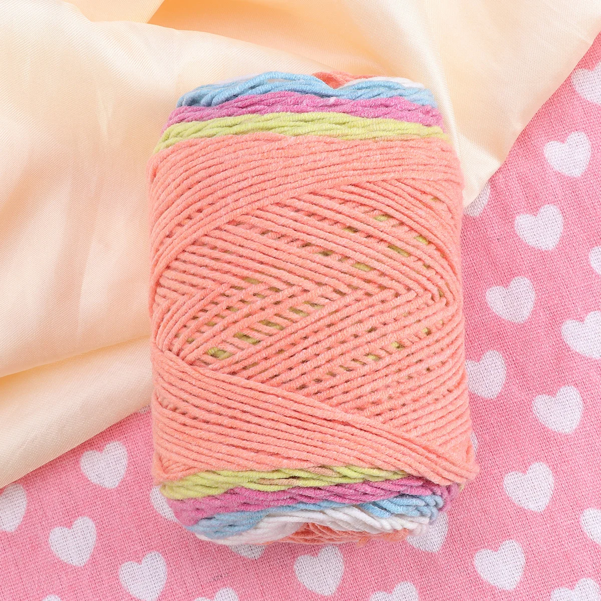 1 rolka tęczowej, kolorowej włóczki dziewiarskiej, wysokiej jakości mieszanka bawełny i akrylu, odporna na mechacenie, miękka, gruba, ręcznie robiona wełna do szydełkowania czapek.